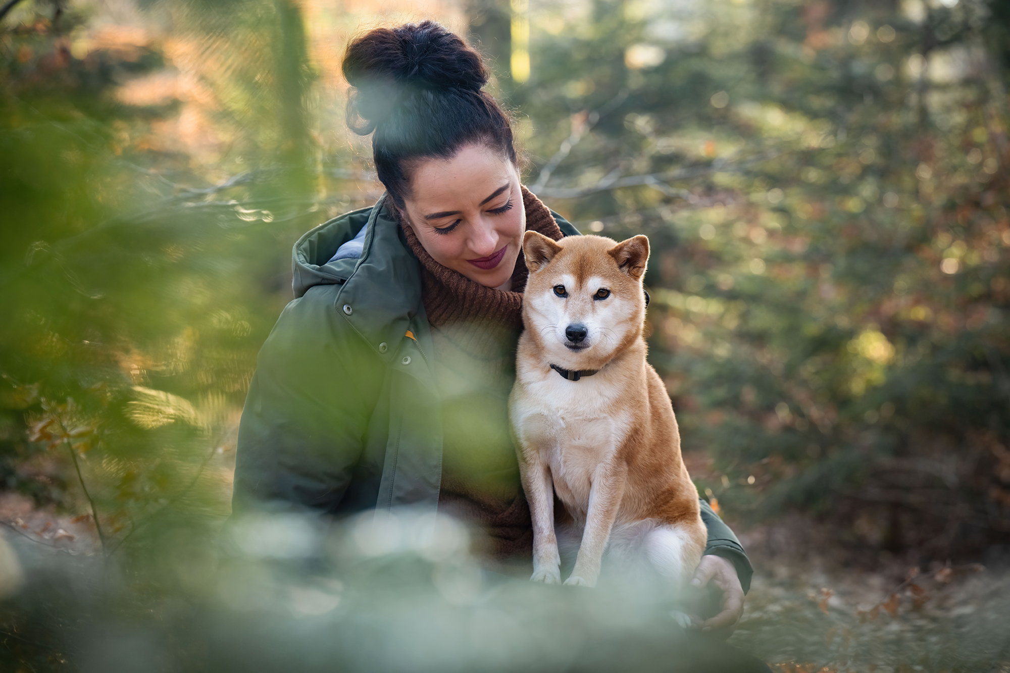 Frau mit Shiba Inu im Wald