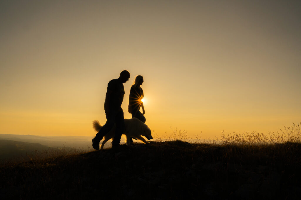 Silhouette Mann, Frau und Hund