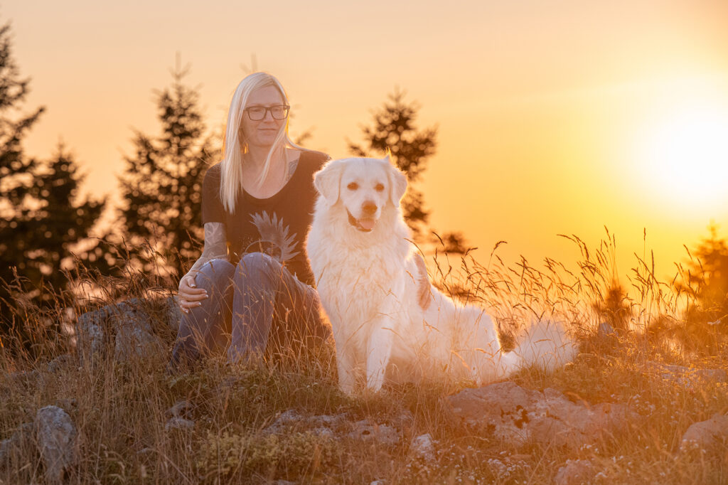 Frau und Hund auf dem Chasseral