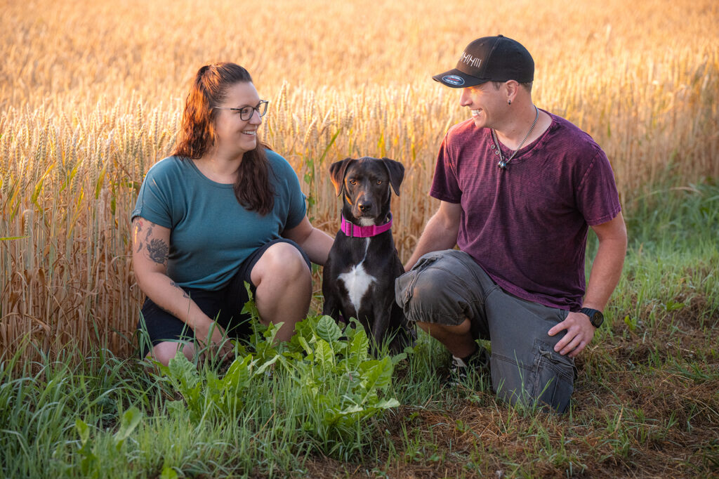 Paar mit Hund vor Kornfeld