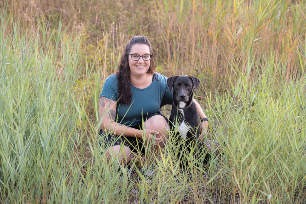 Frau mit Hund im Schilf