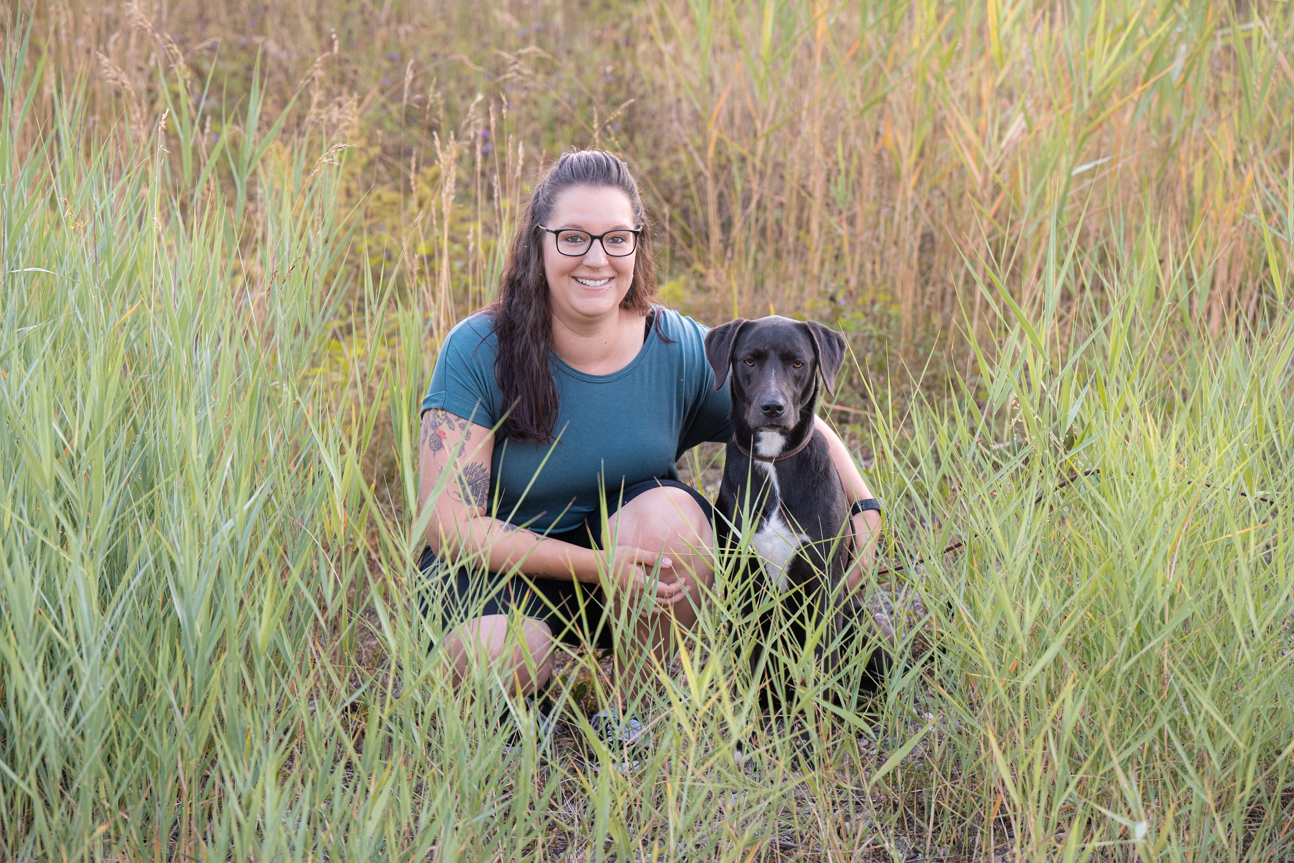 Frau mit Hund im Schilf
