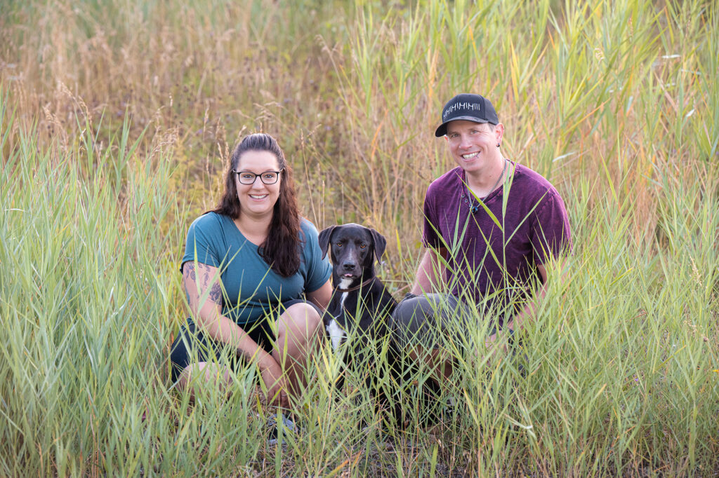 Paar mit Hund im Schilf