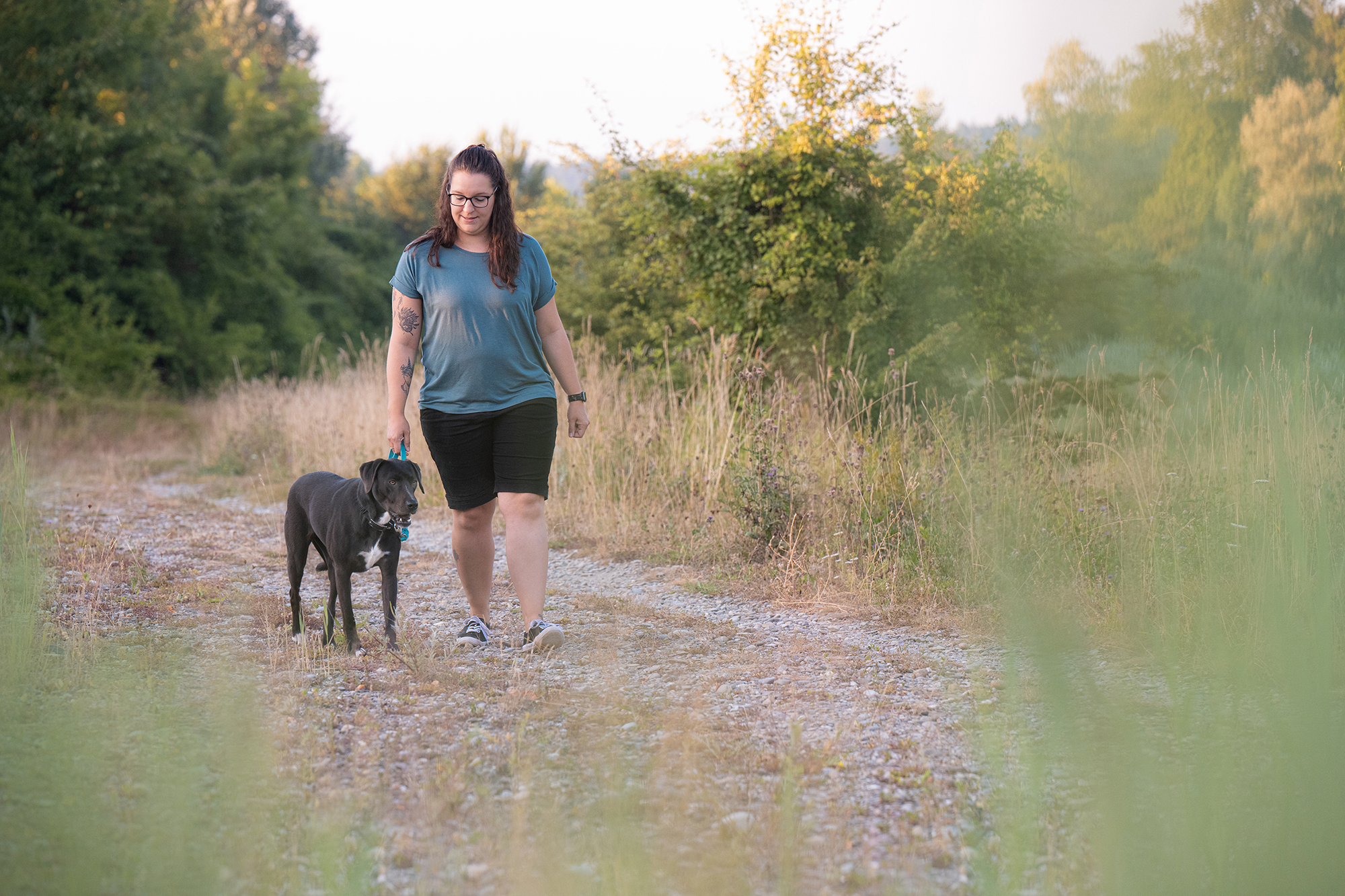 Frau spaziert mit Hund