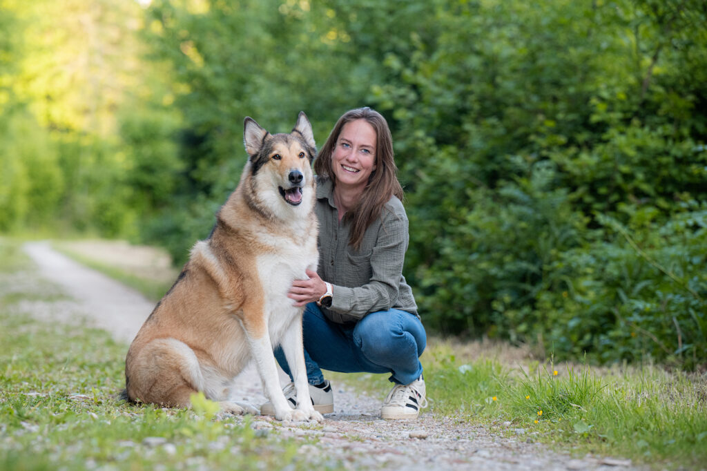 Frau mit Husky-Collie-Mischling