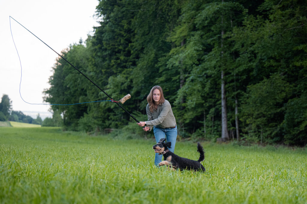 Frau mit Pudel und Hetzangel