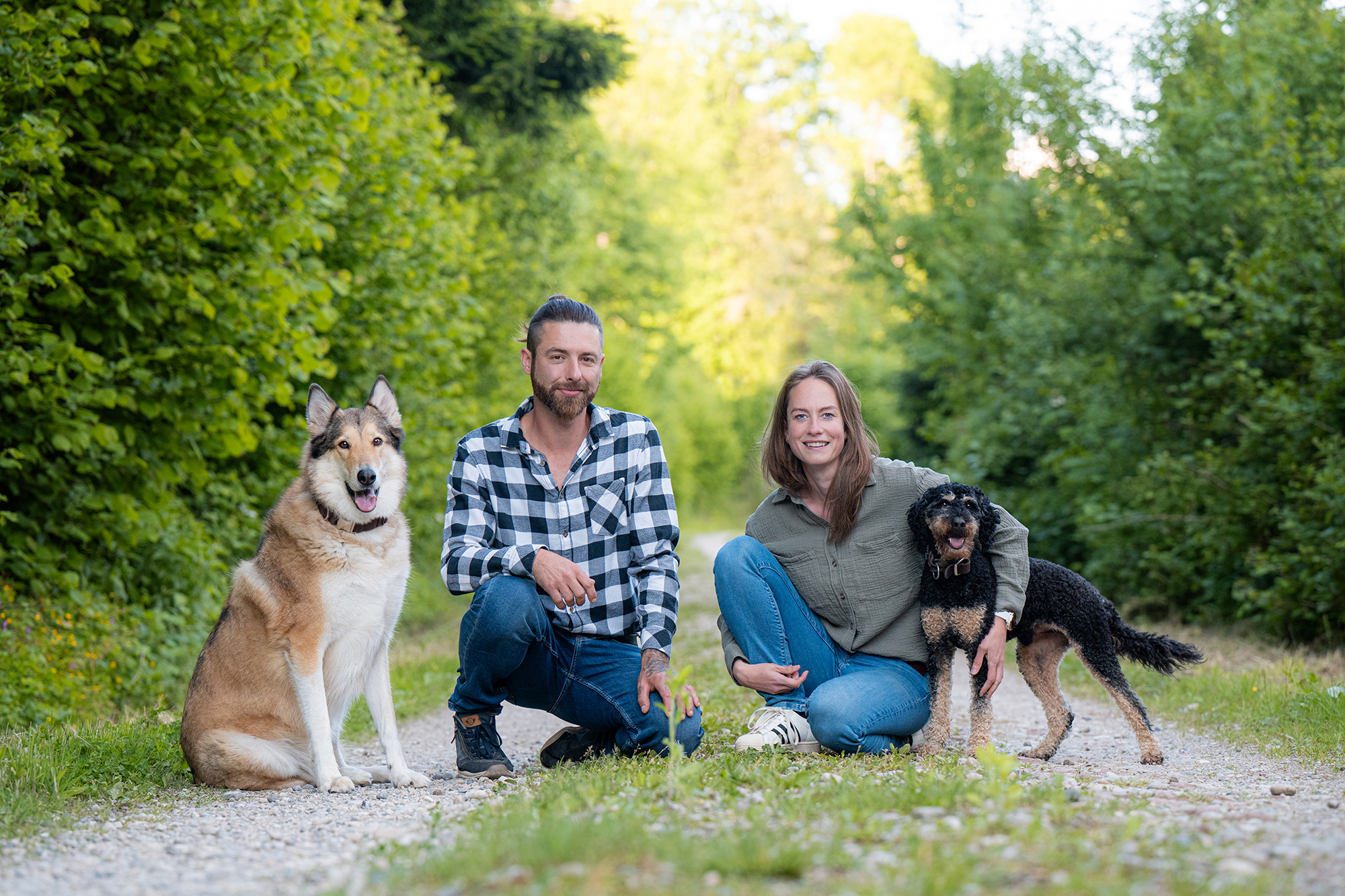 Mann, Frau und zwei Hunde