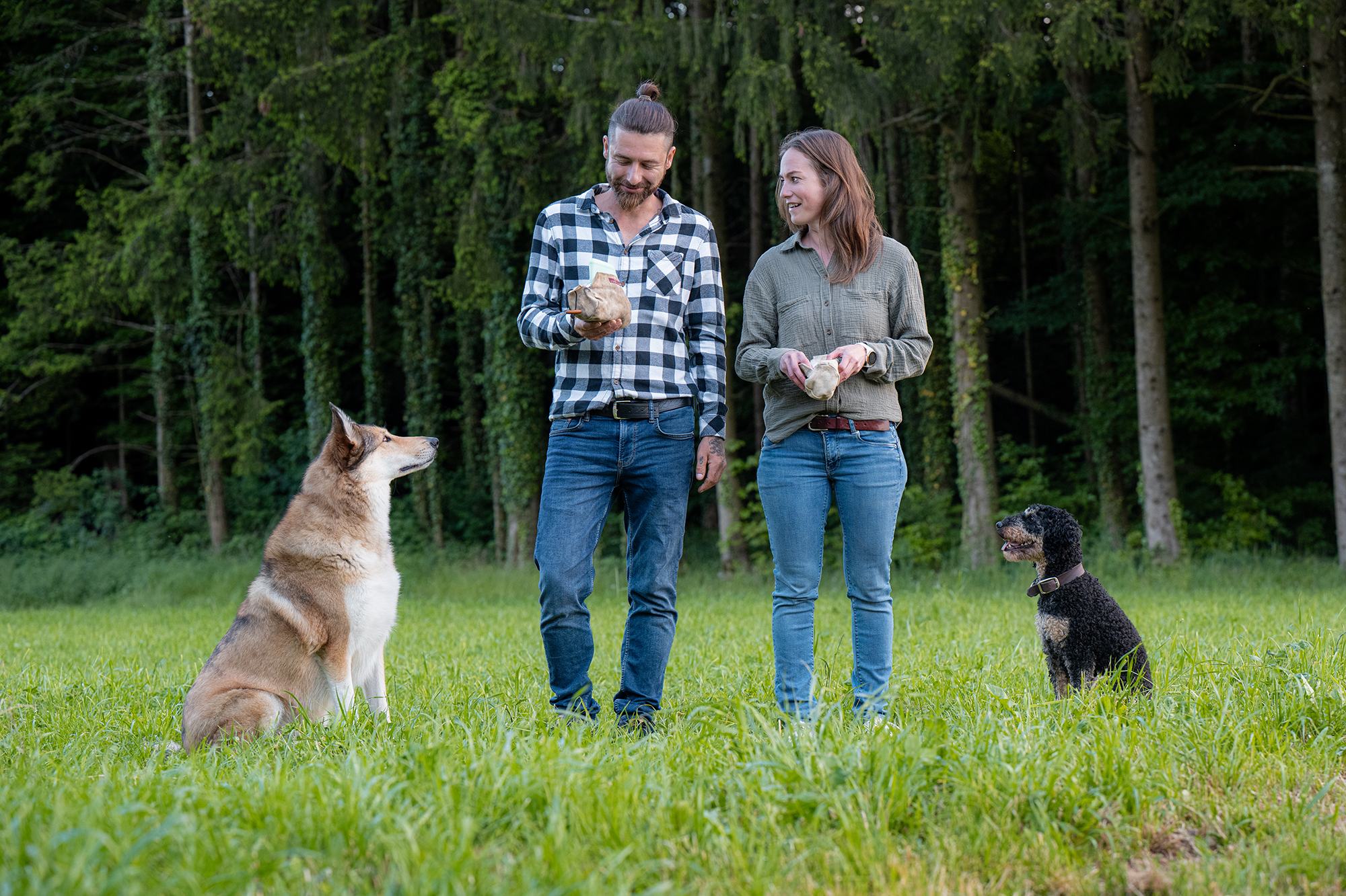Mann, Frau und zwei Hunde