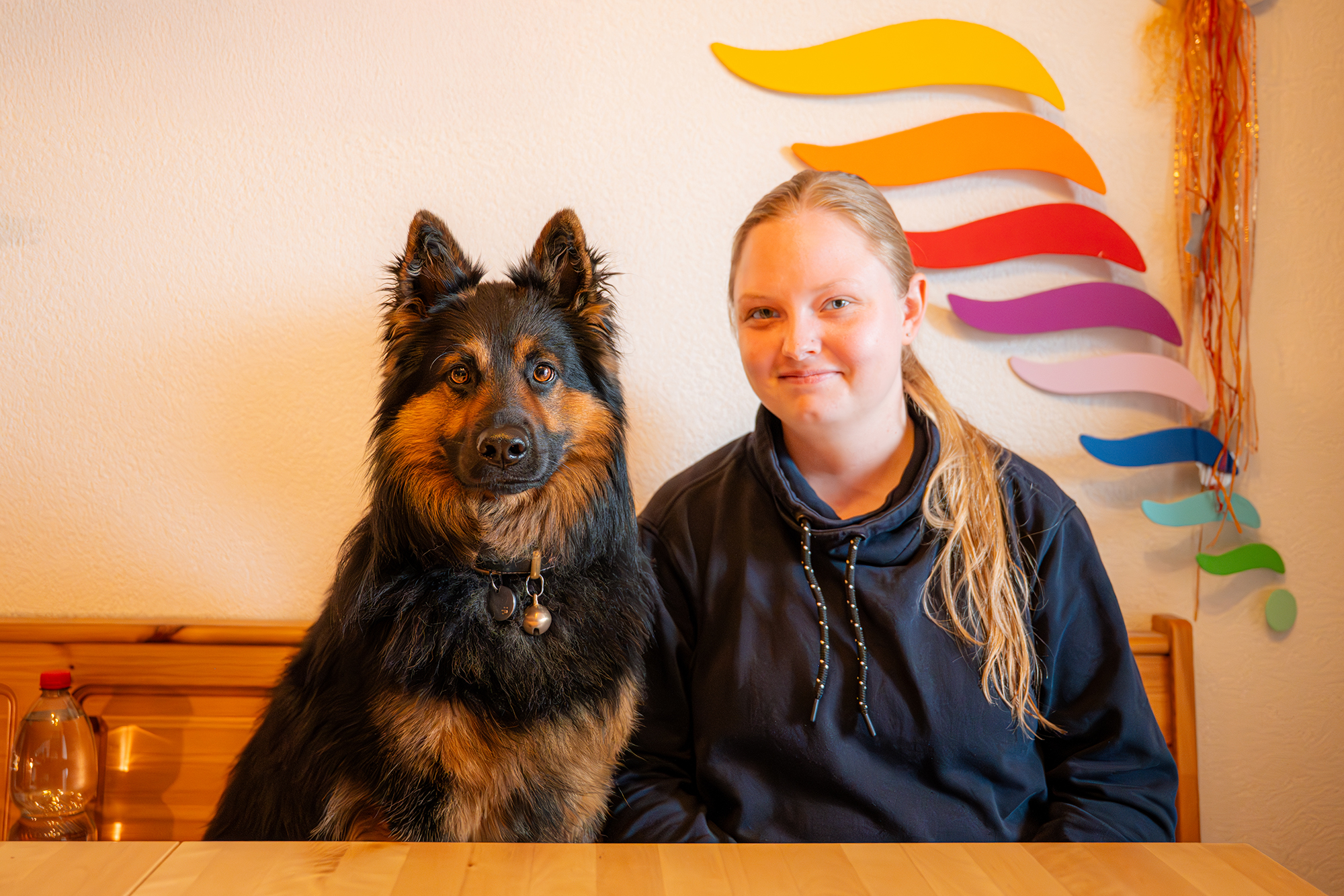 Frau mit Blindenführhund