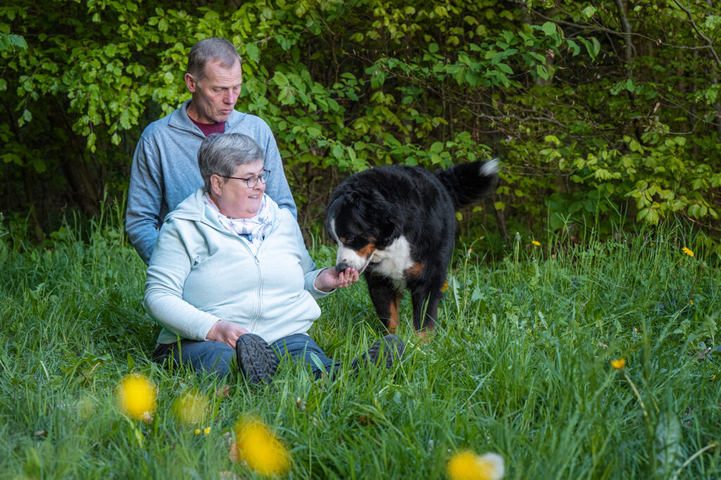 Mann mit Berner Sennenhund
