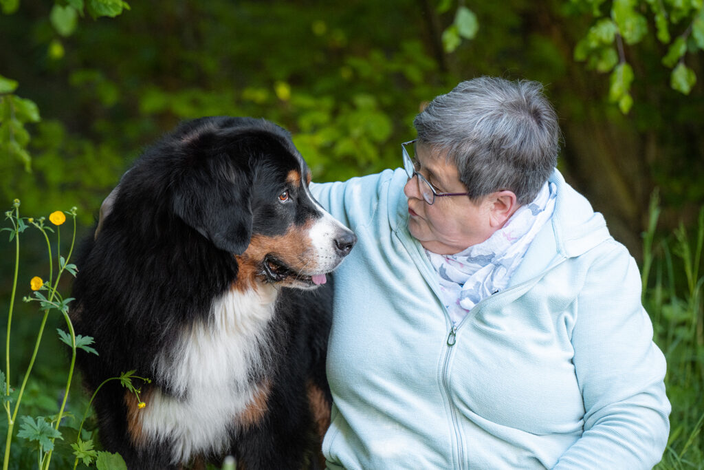 Frau mit Berner Sennenhund