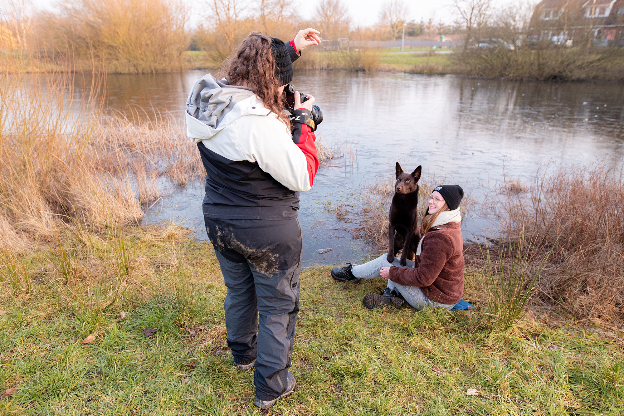 Frau fotografiert Hund und Frau