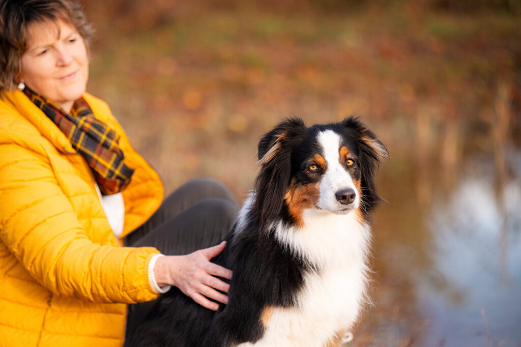 Frau streichelt Hund