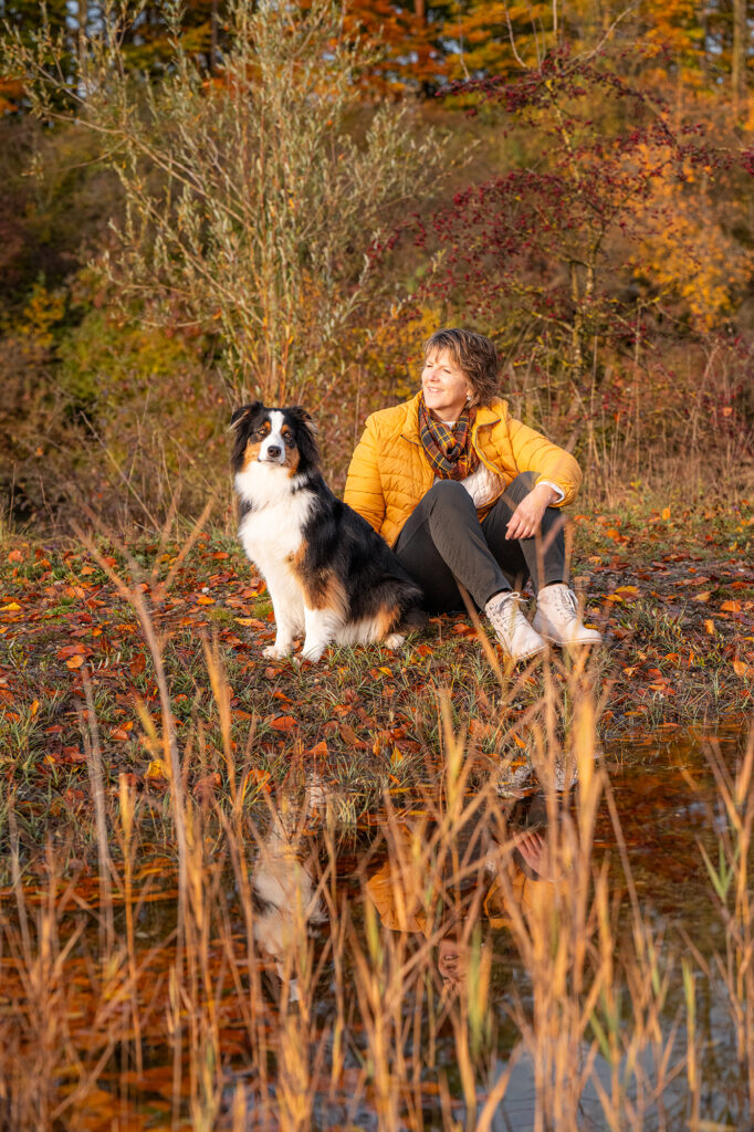 Frau mit Hund im Schilf