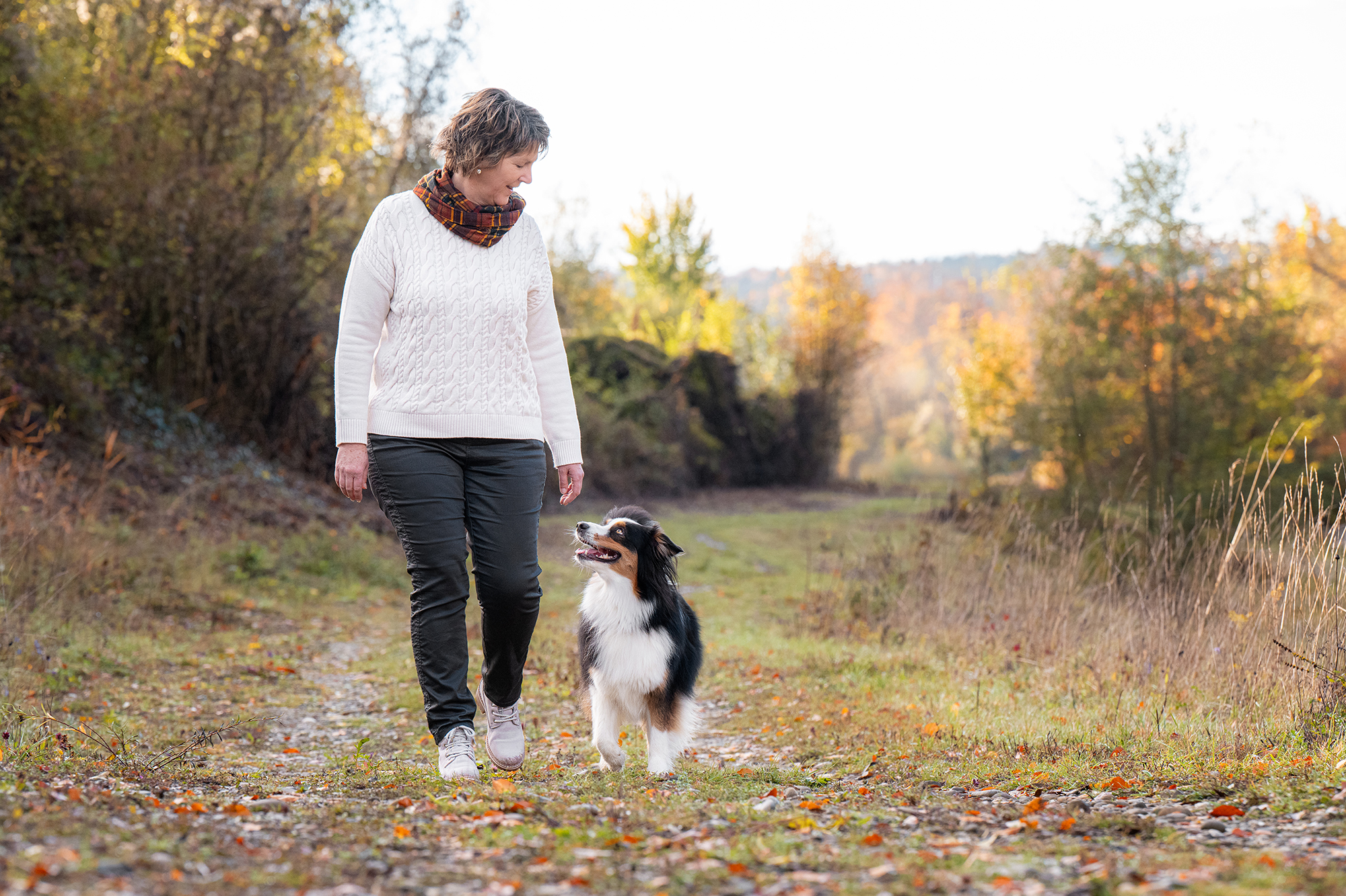 Frau spaziert mit Hund