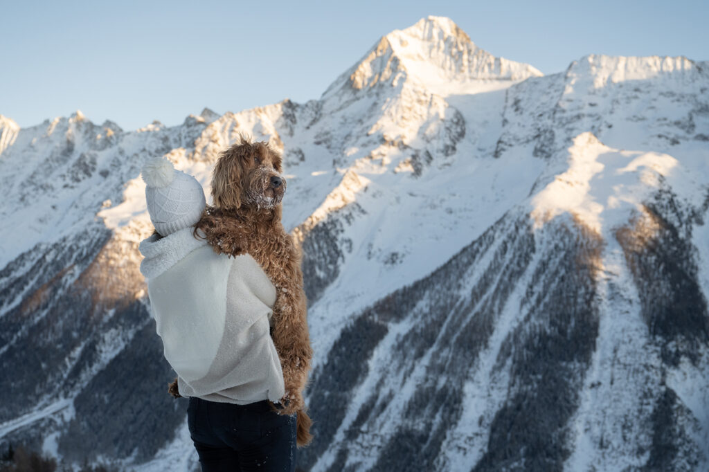Frau und Hund im Schnee