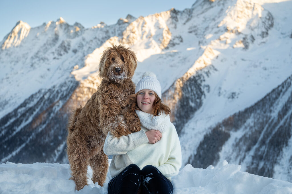 Frau und Hund im Schnee