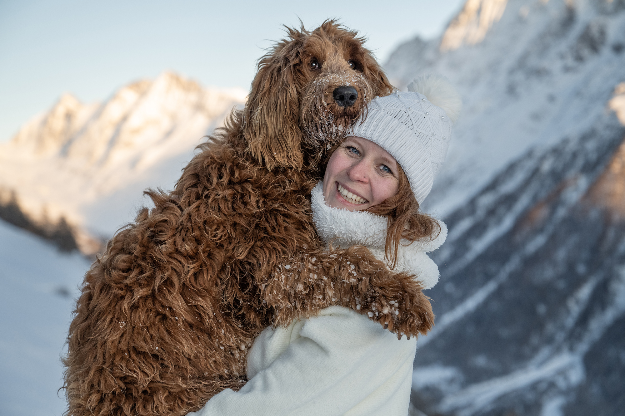 Frau trägt Hund