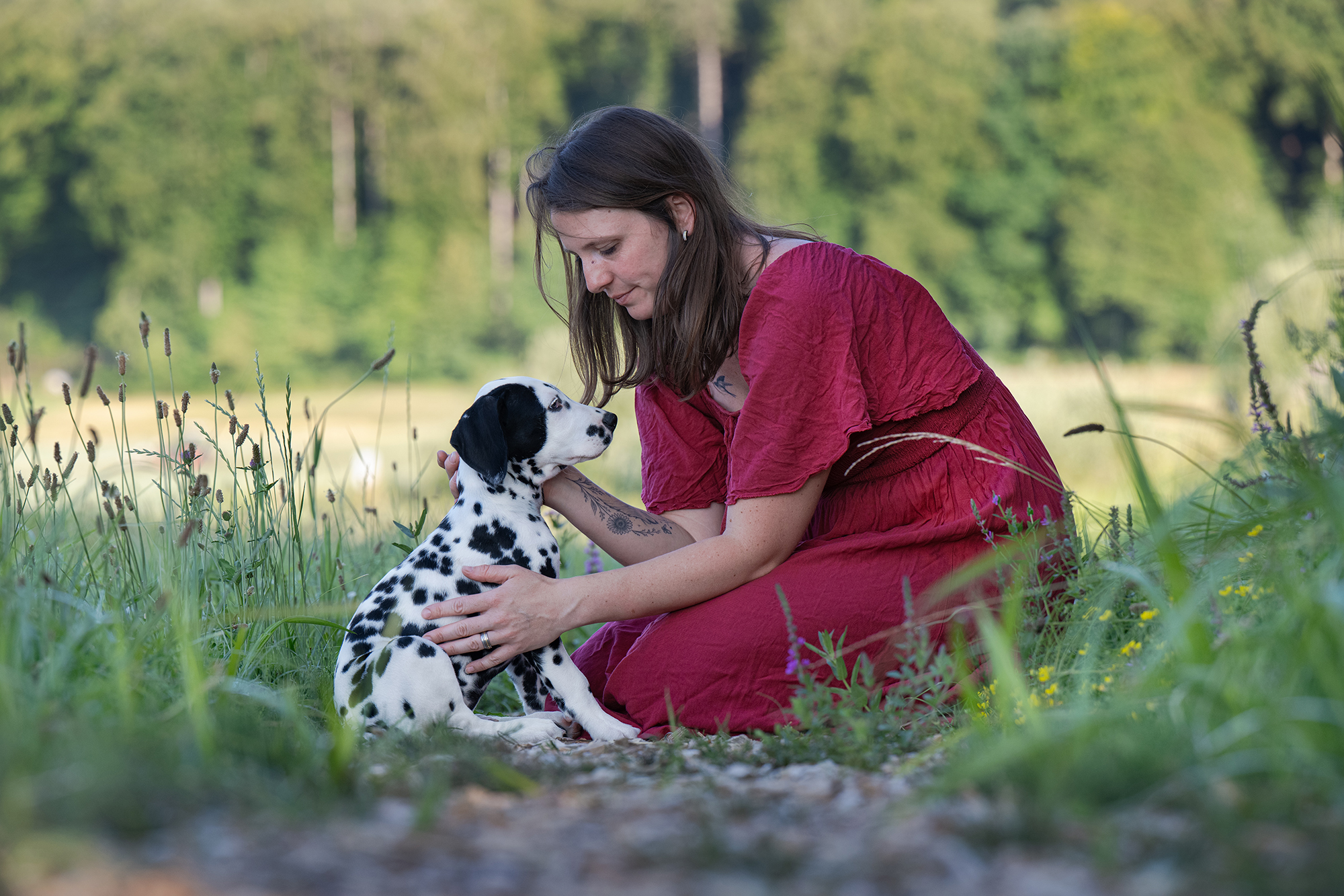 Frau mit Dalmatinerwelpe