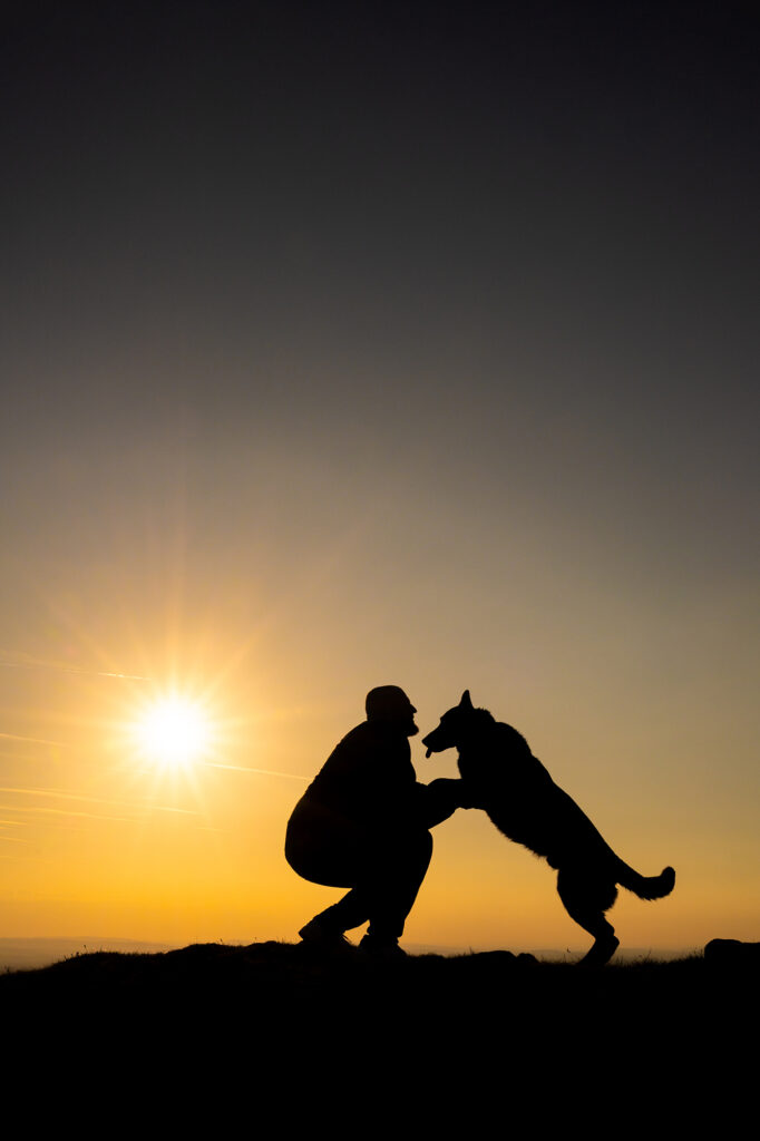 Mann blödelt mit Hund
