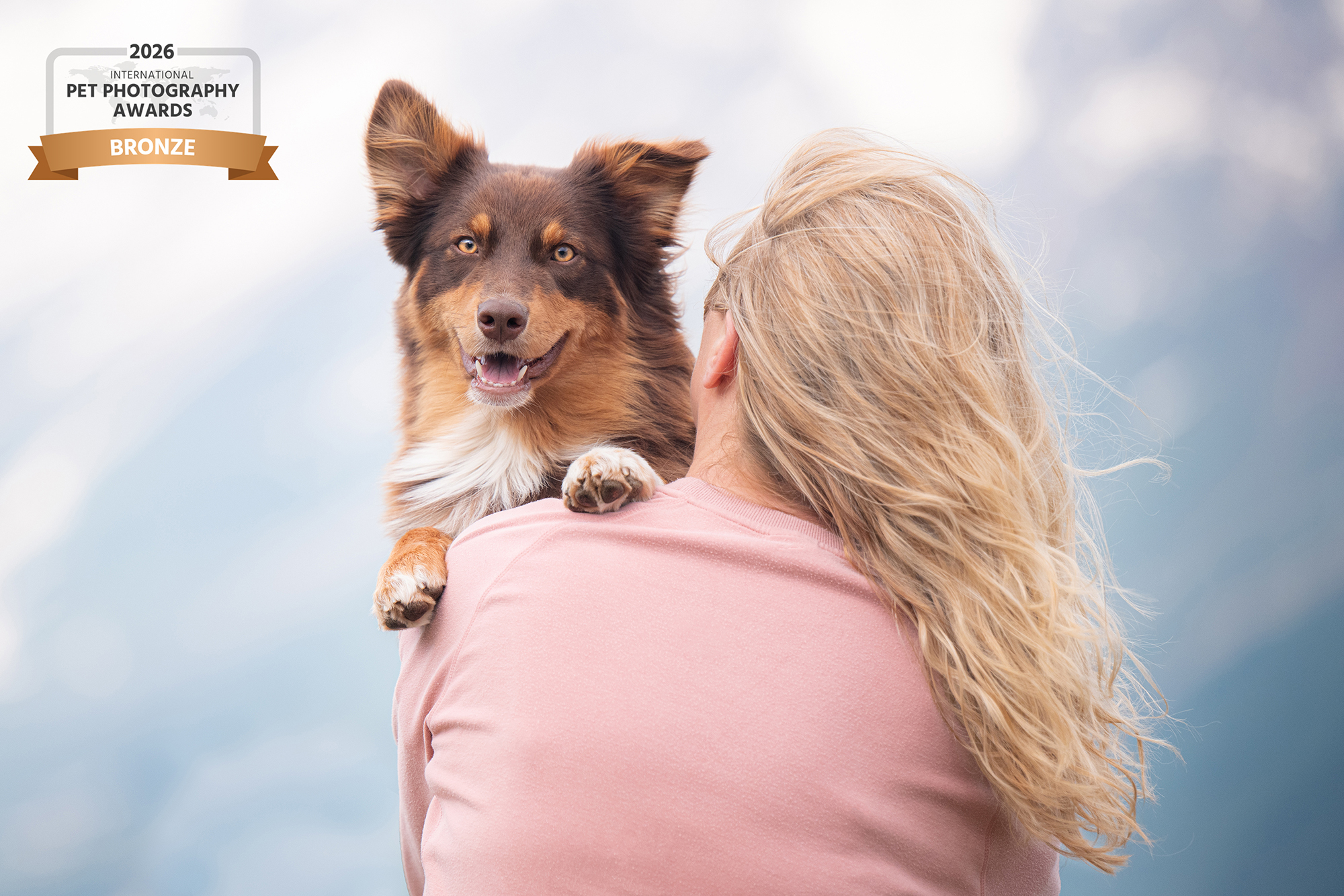 Frau und Australischer Schäferhund