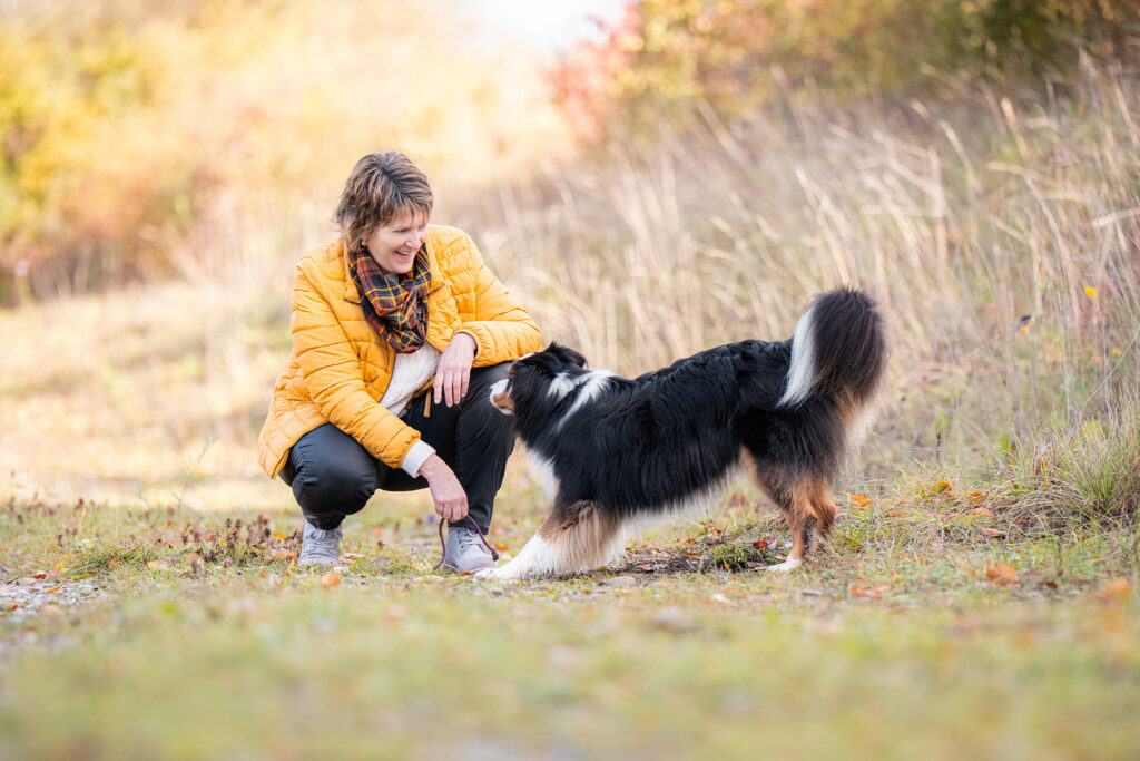 Frau spielt mit Hund