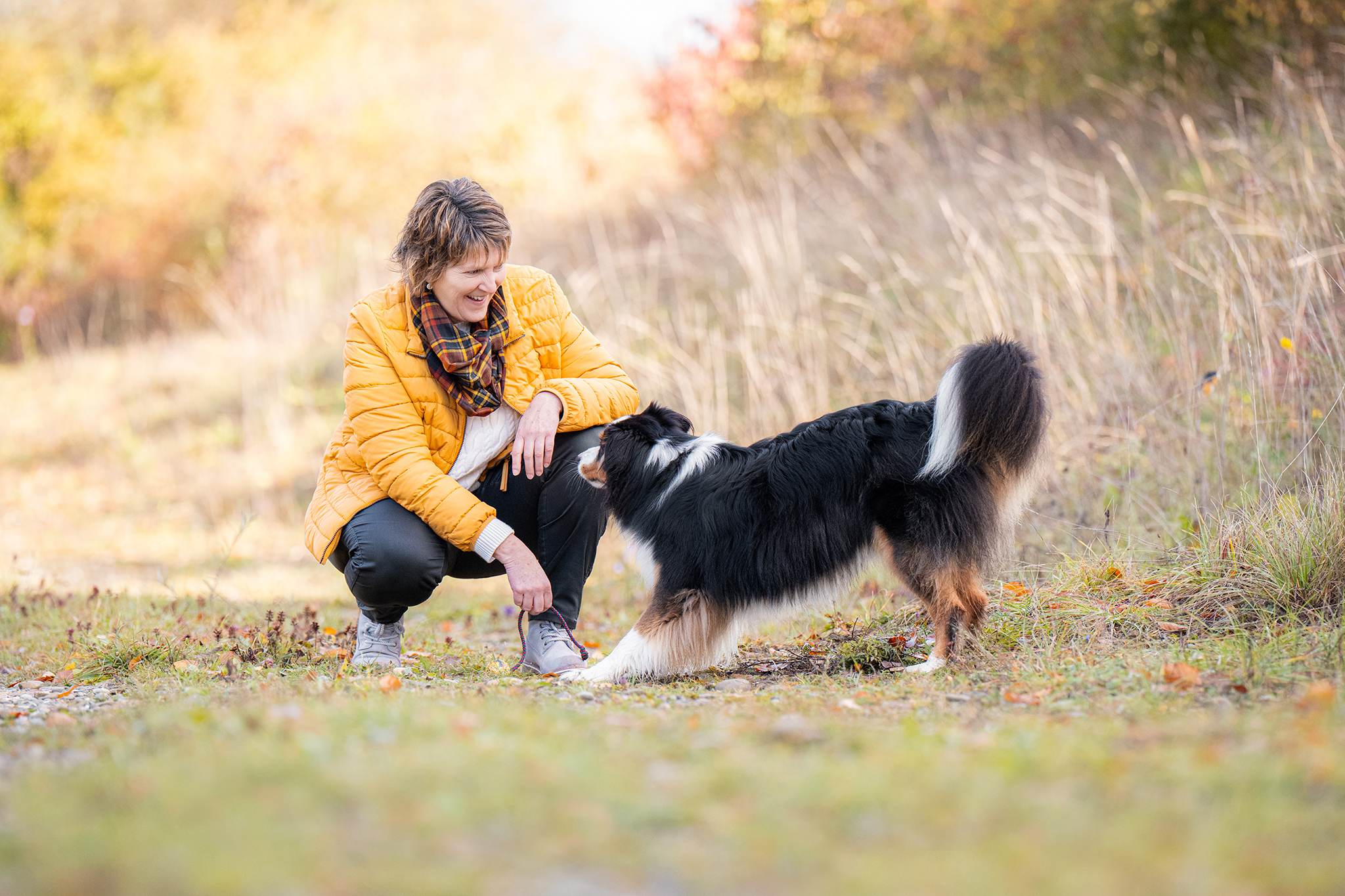 Frau spielt mit Hund