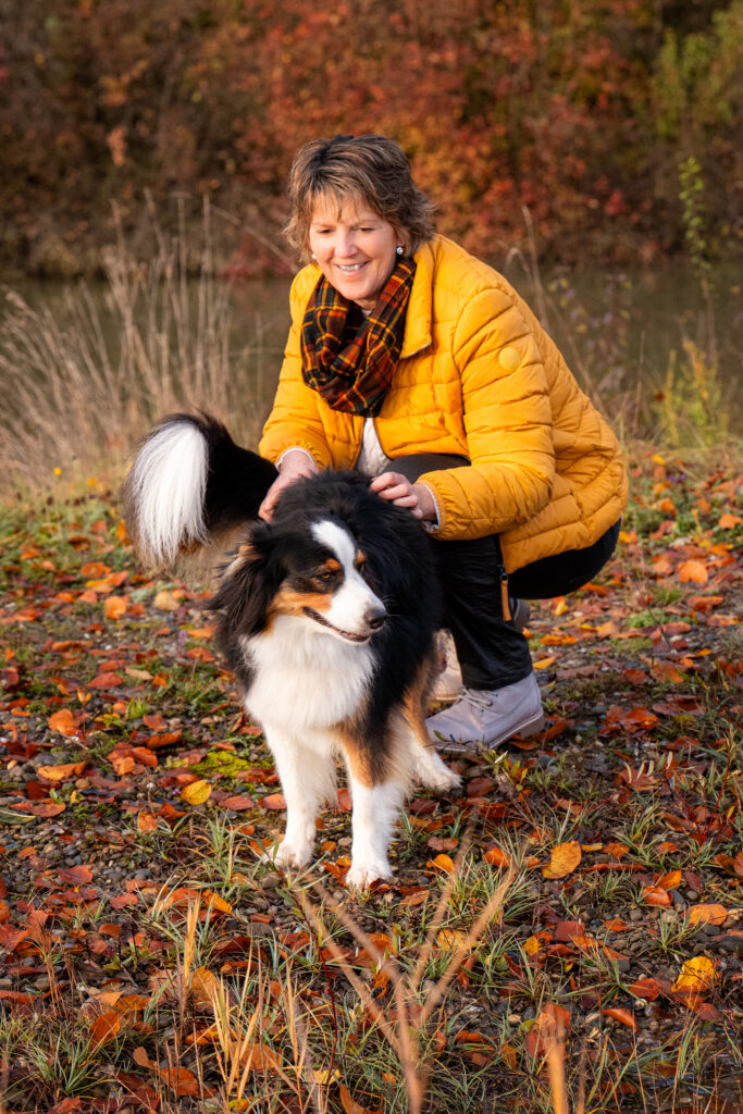 Frau streichelt Hund