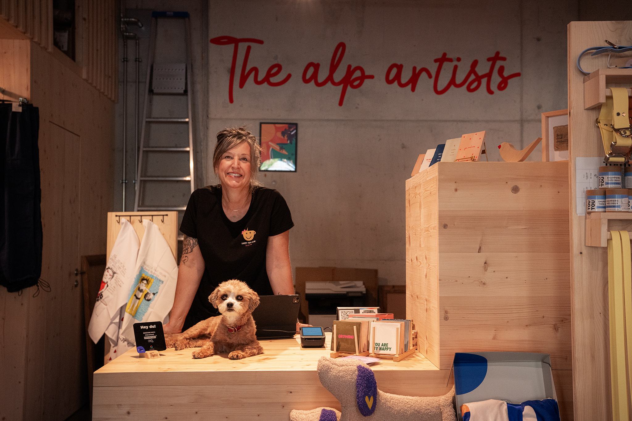 Hund im Laden an der Kasse