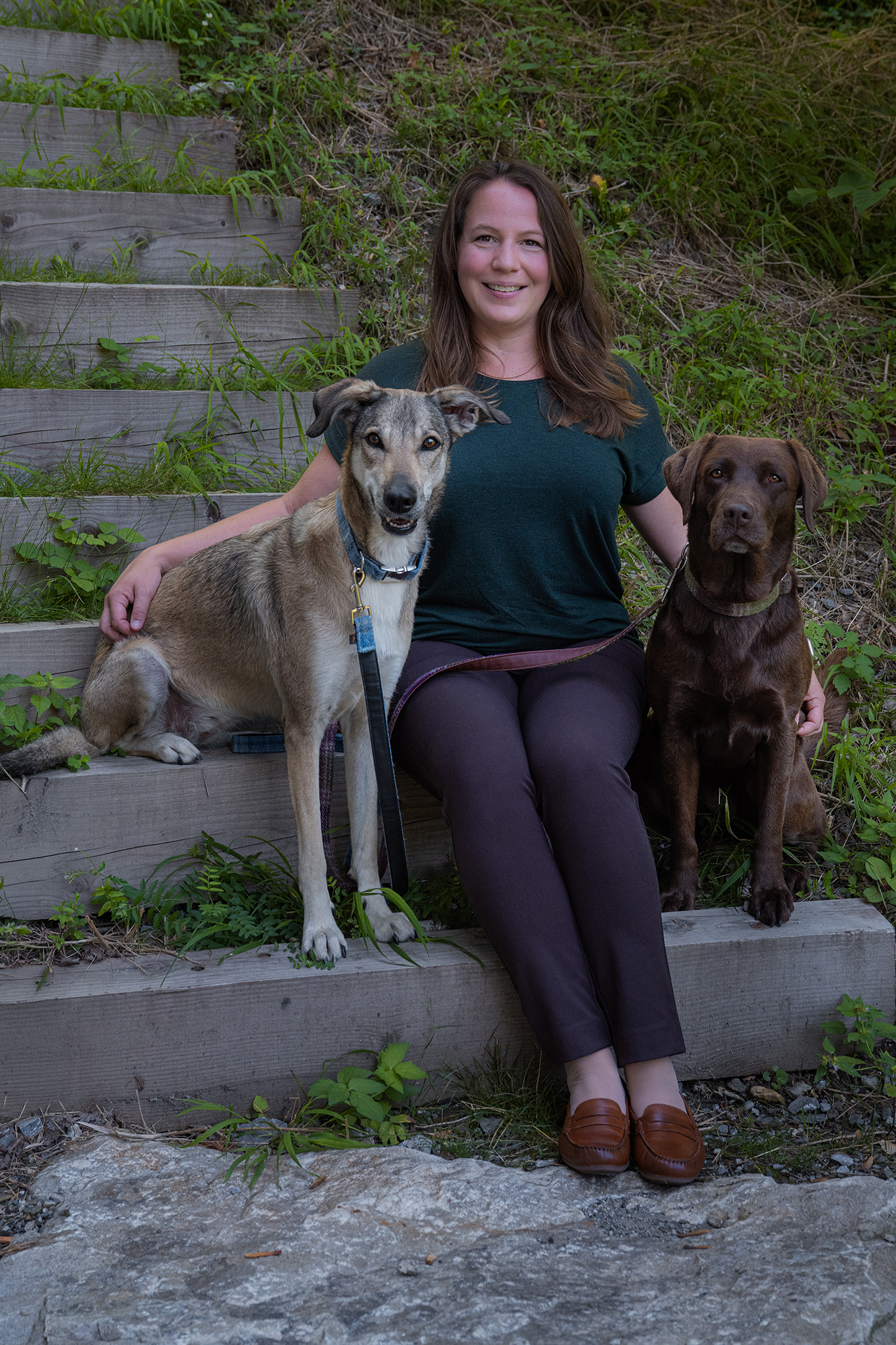 Frau mit zwei Hunden