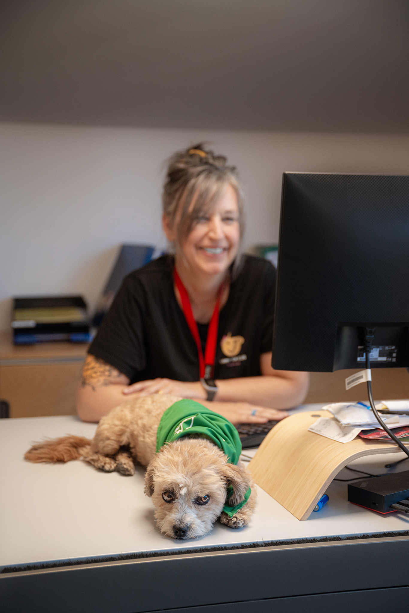 Frau mit Hund im Büro