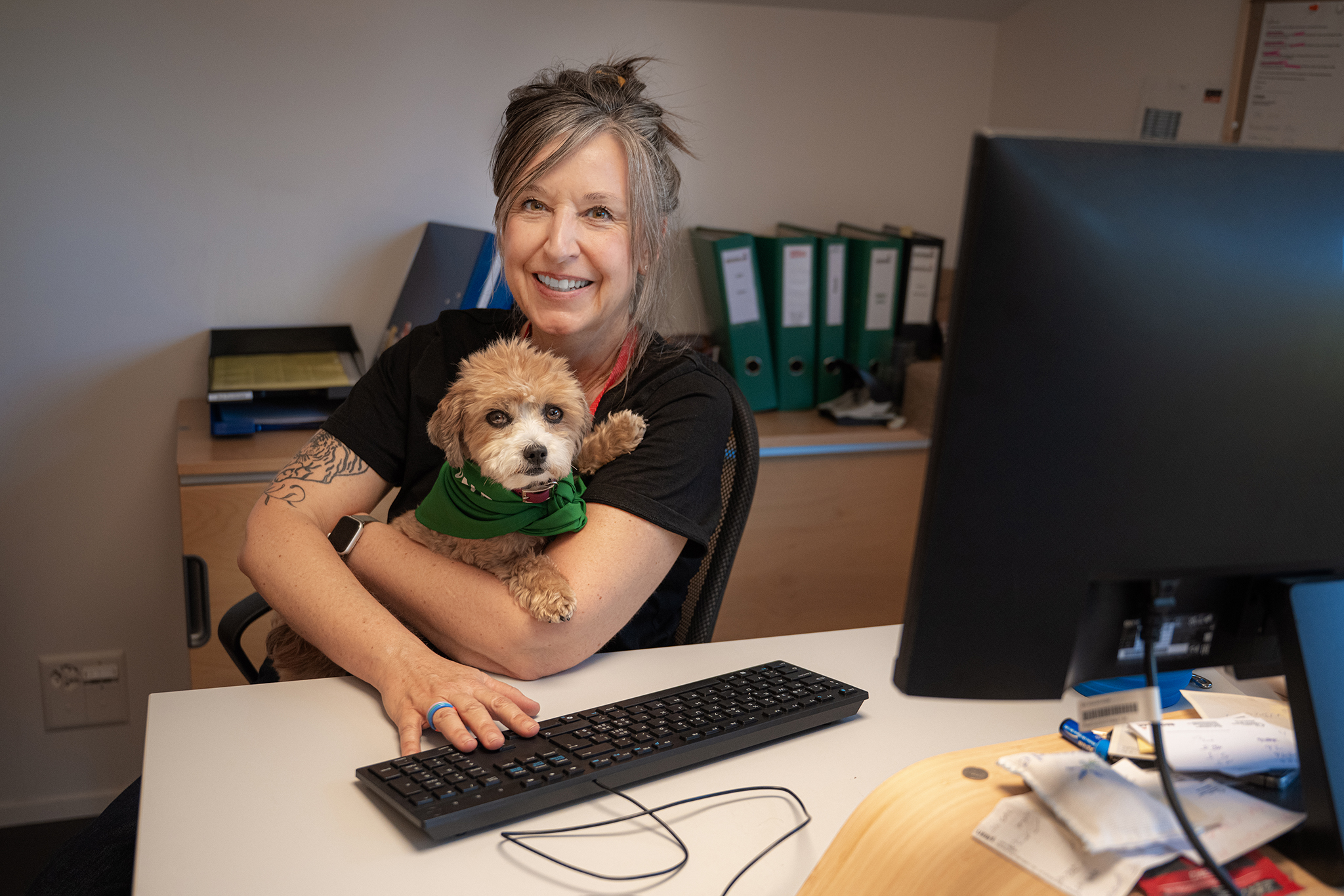 Frau mit Hund am Schreibtisch