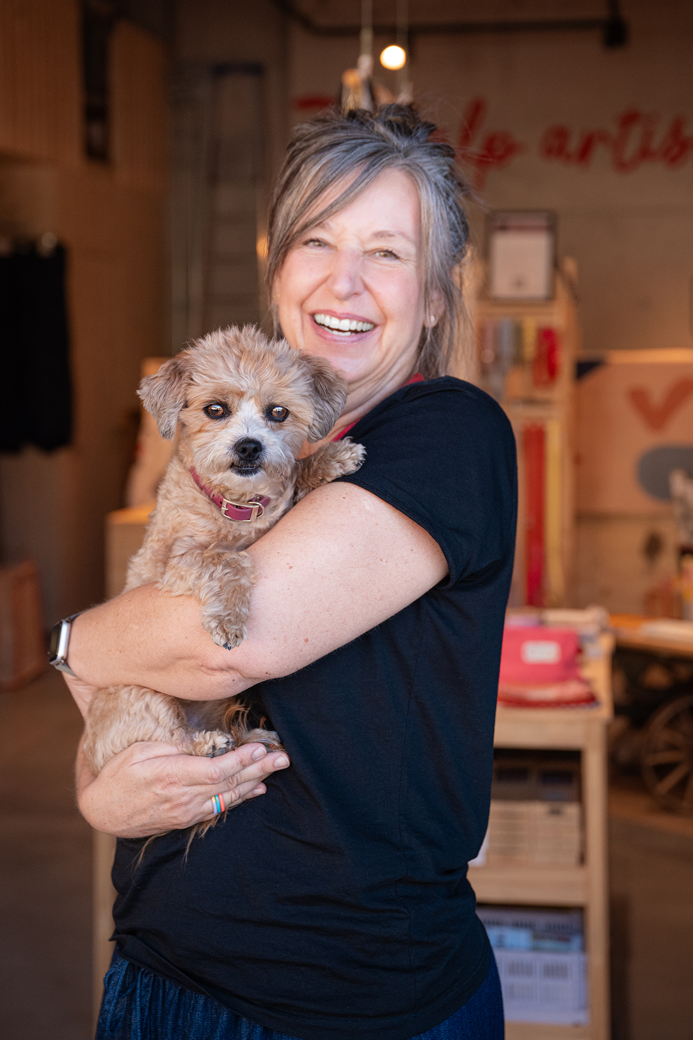 Frau mit kleinem Hund